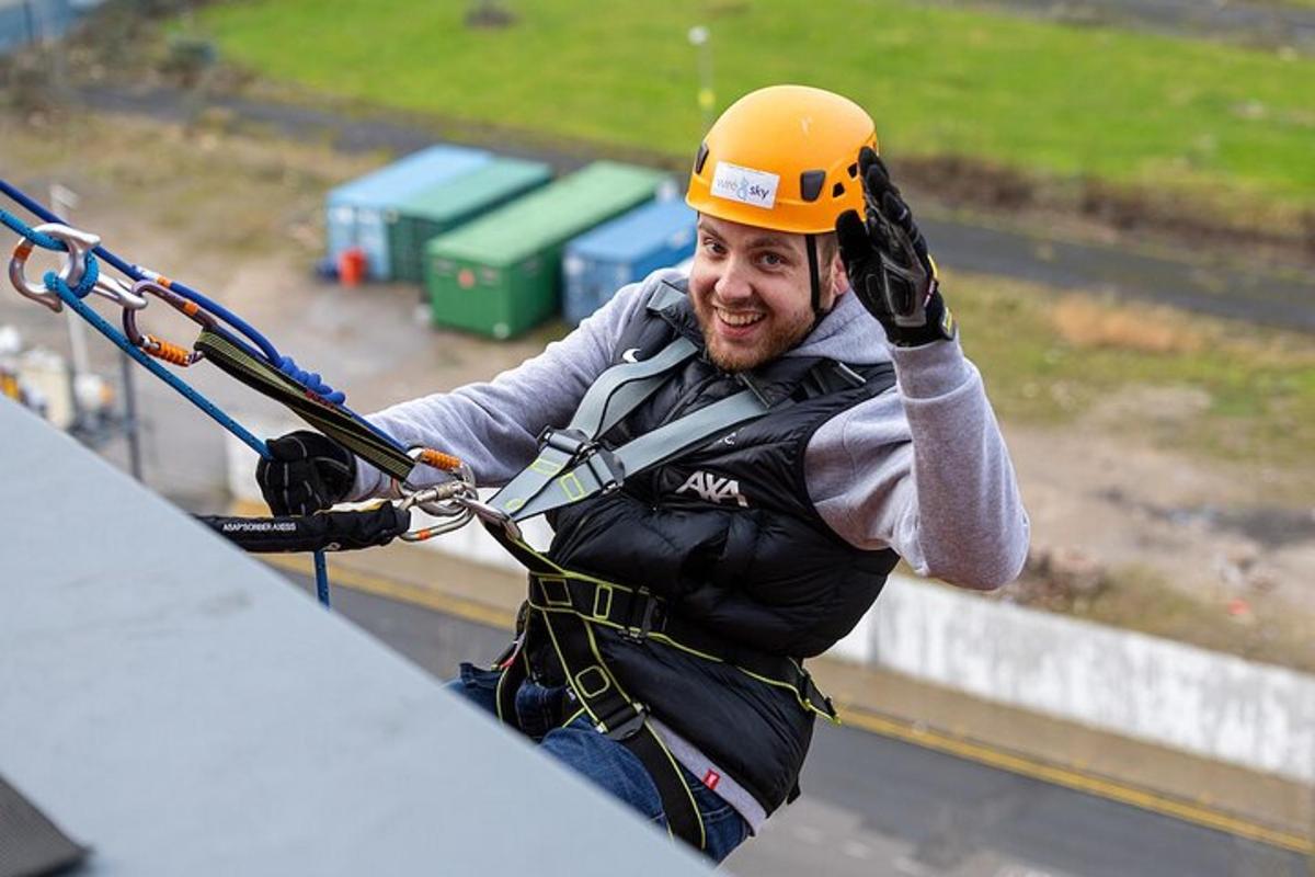 muž v oranžové helmě na zip line