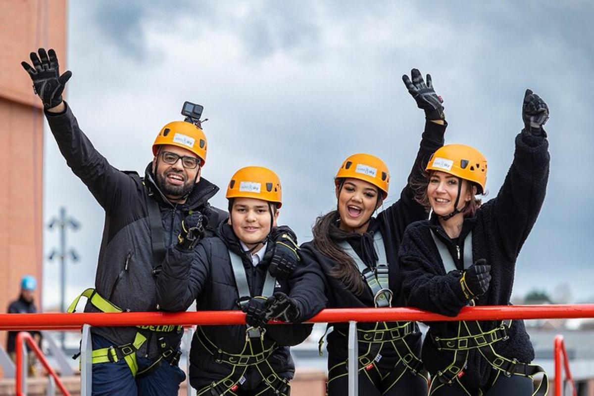 skupina lidí v přilbách na zipline