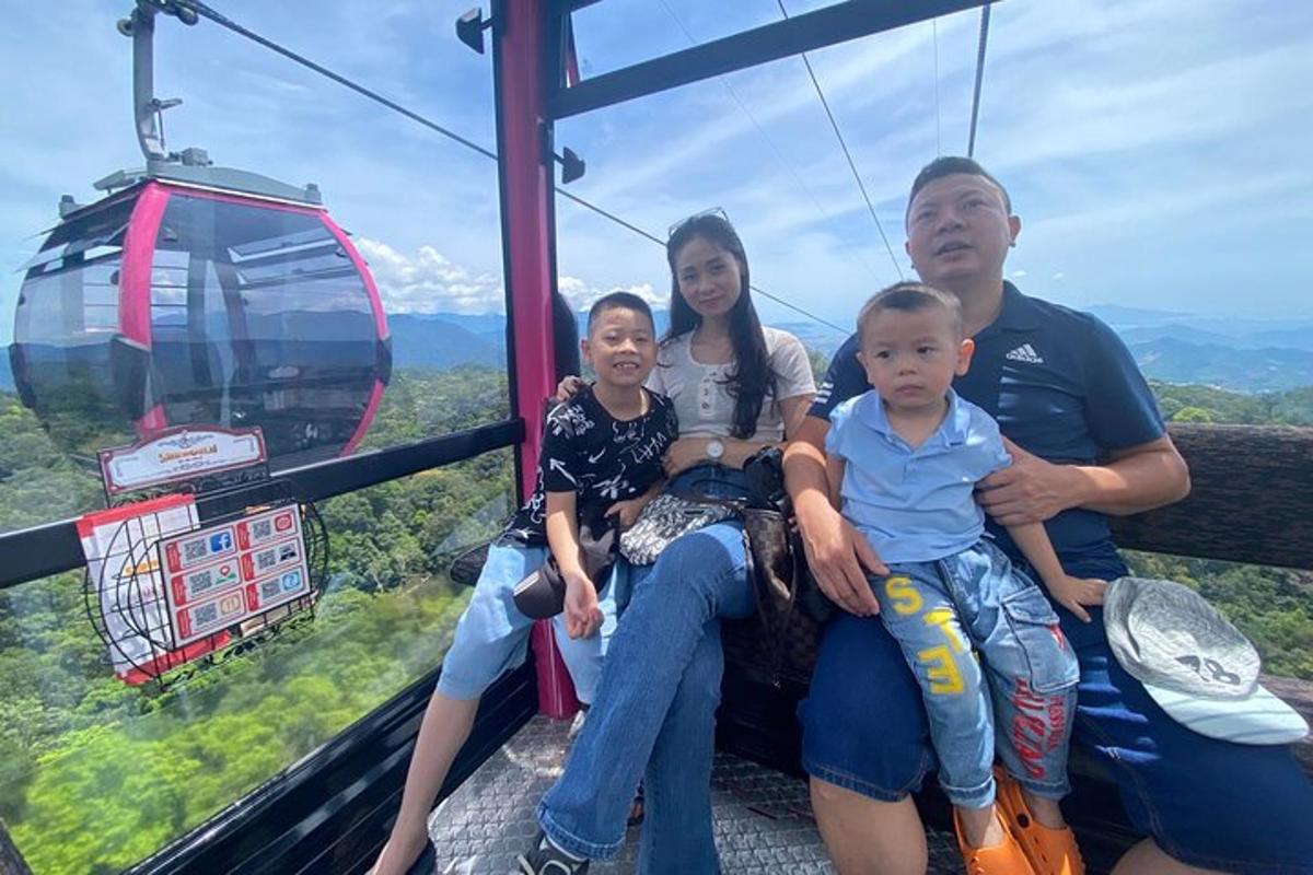 một gia đình đang ngồi trên một chuyến đi thuyền gondola trên bầu trời