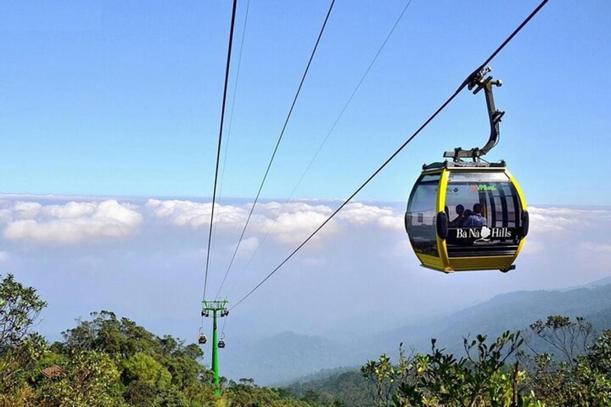 một chuyến đi thuyền gondola trên bầu trời qua những ngọn núi