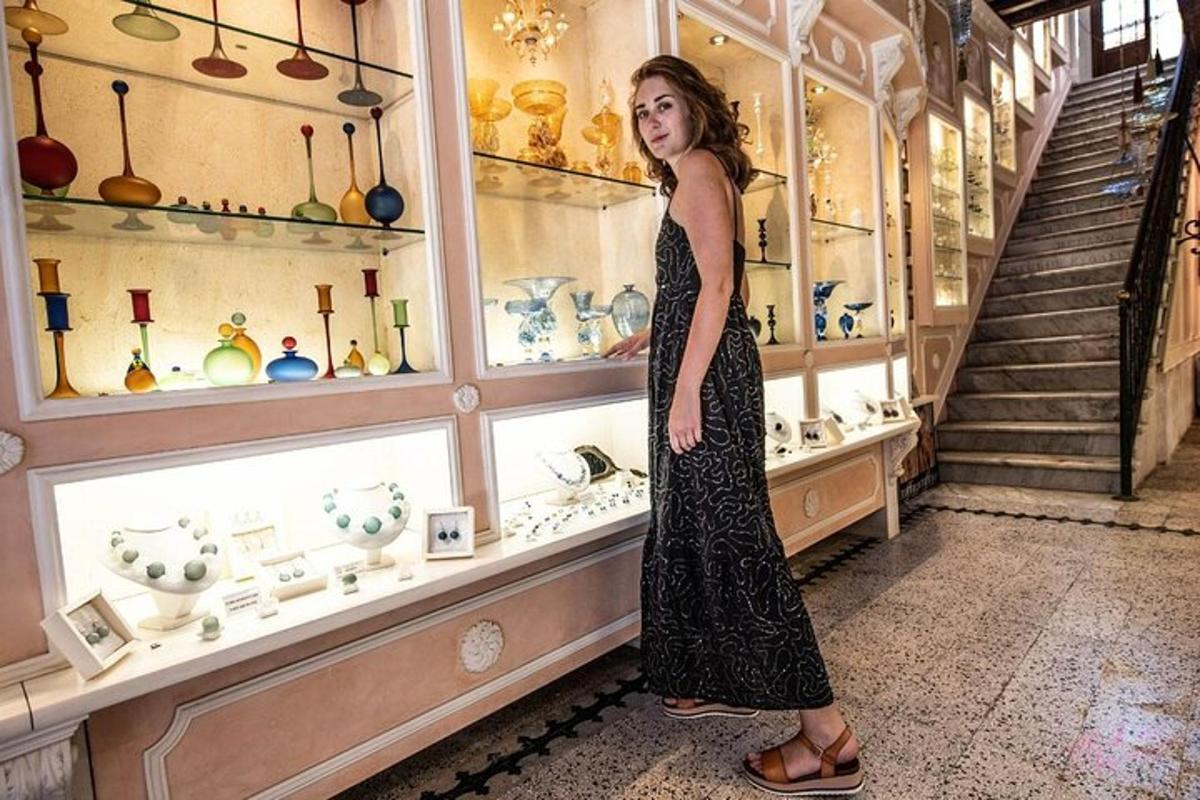 una donna in abito in piedi in una stanza con dei vasi