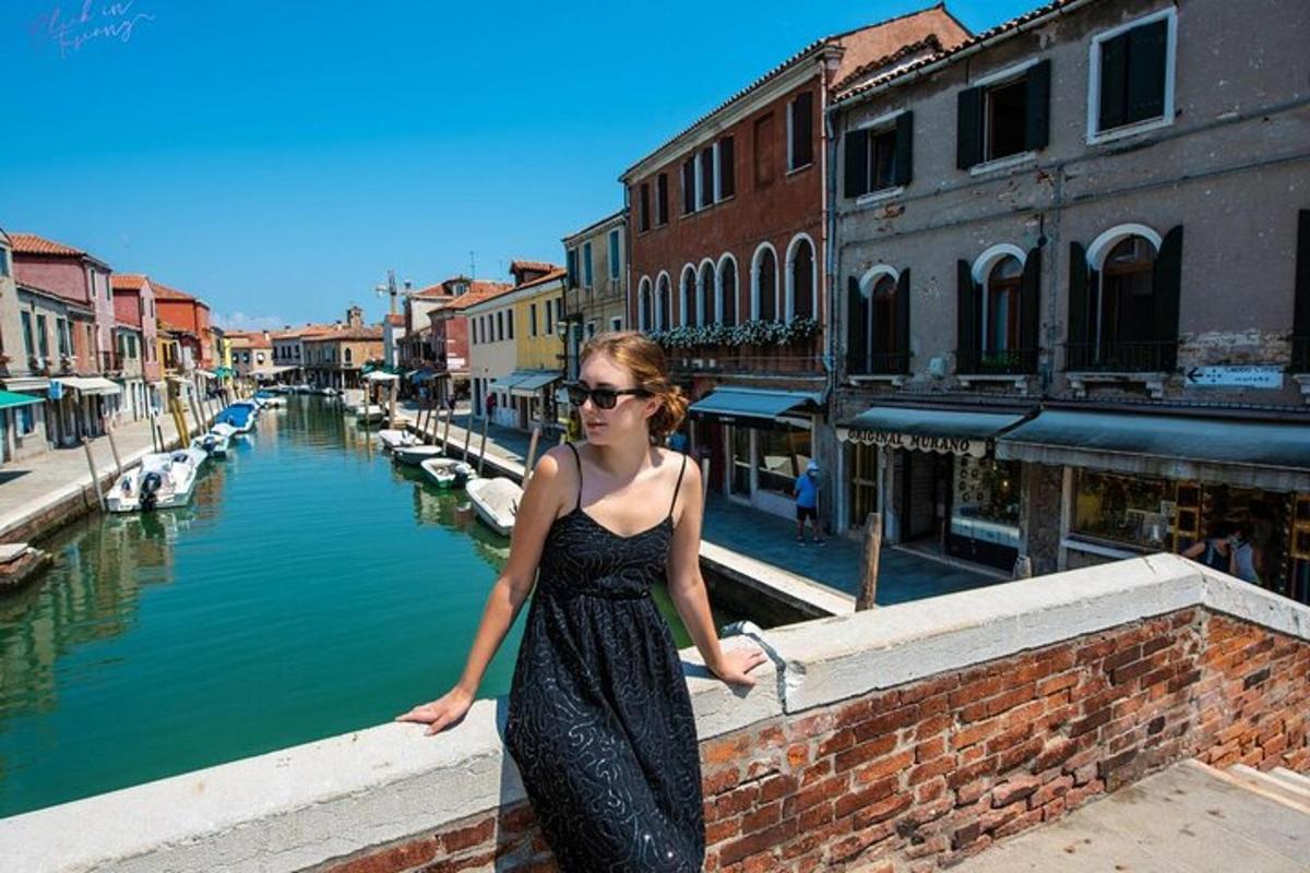 una donna in piedi su un ponte sopra un canale