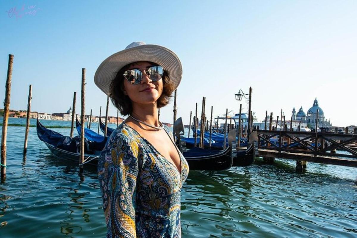 una donna in piedi nell'acqua accanto alle barche