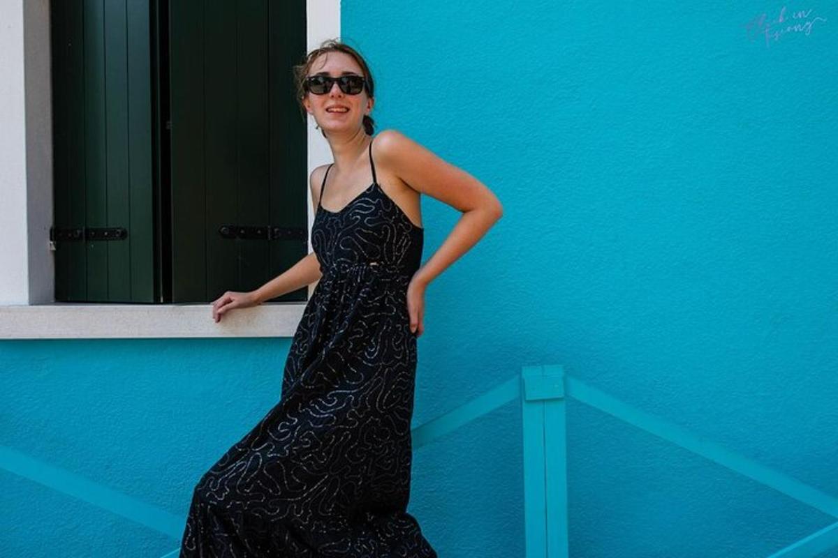 una donna in abito nero in piedi davanti a uno specchio