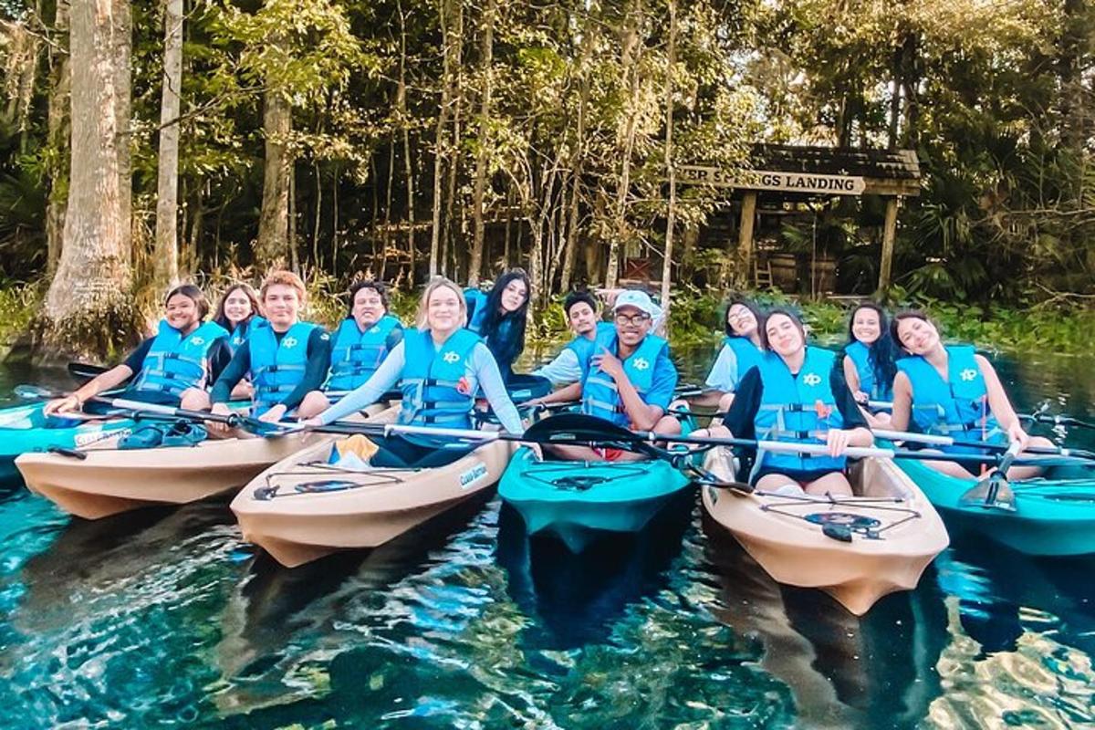 sekumpulan orang dalam kayak di dalam air