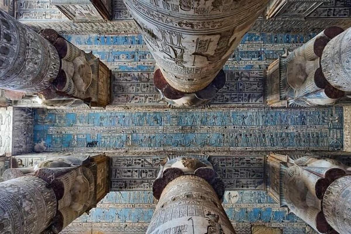 uma vista do teto de um edifício com artefatos.