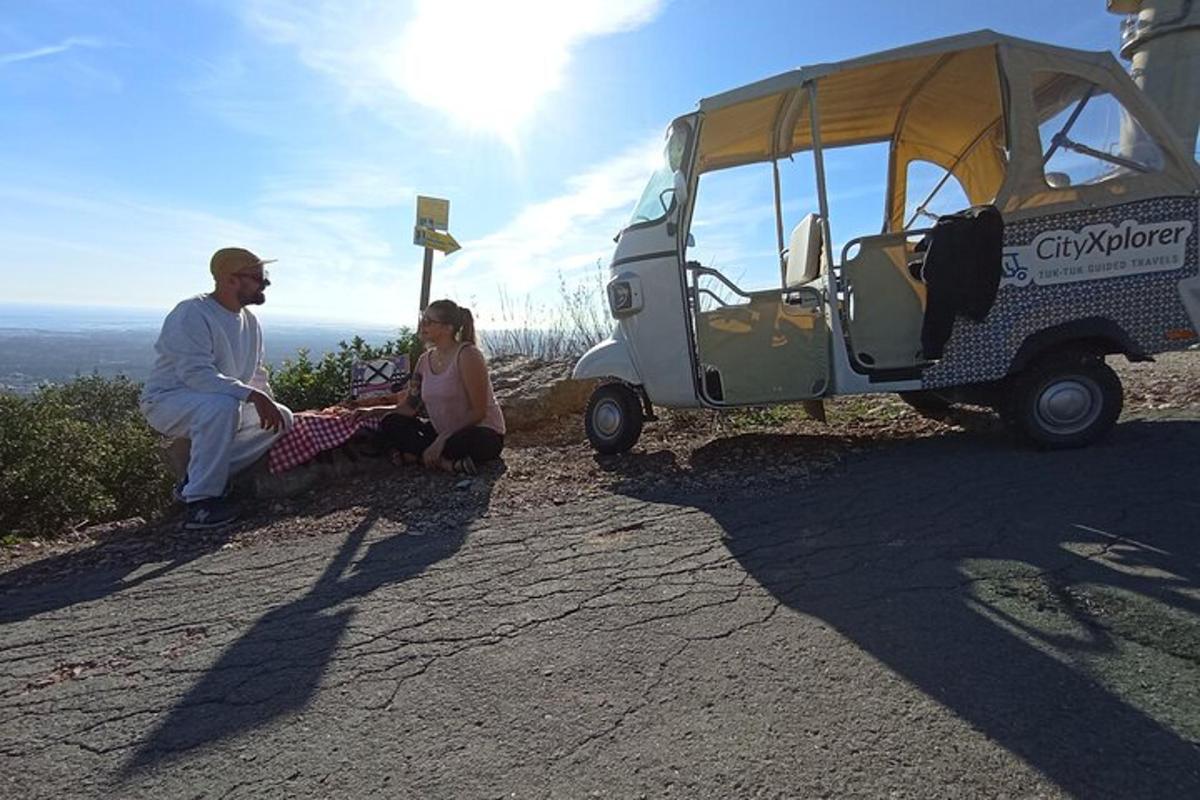 un uomo e una donna seduti accanto a un golf cart
