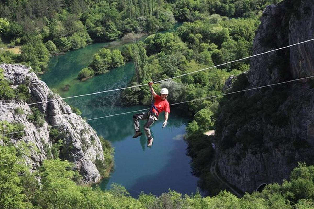 Ένας άντρας περπατάει σε φερμουάρ πάνω από μια λίμνη