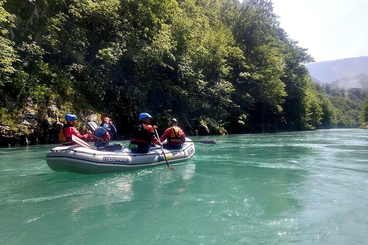 μια ομάδα ανθρώπων σε μια σχεδία σε ένα ποτάμι