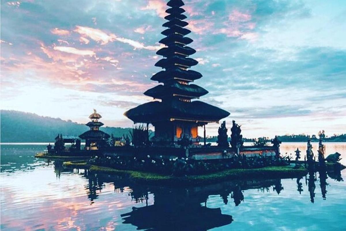 pagoda uprostřed vodní plochy
