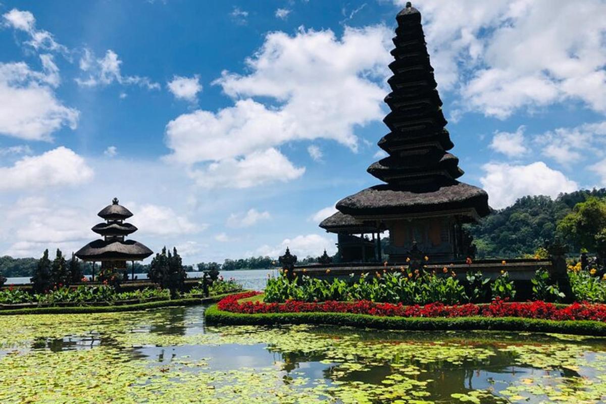 pagoda uprostřed vodní plochy