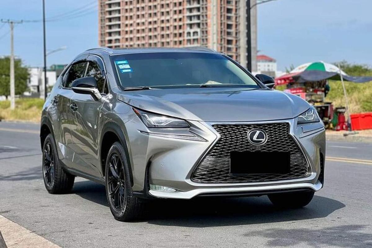 una Lexus Lexusilus argentata parcheggiata su una strada