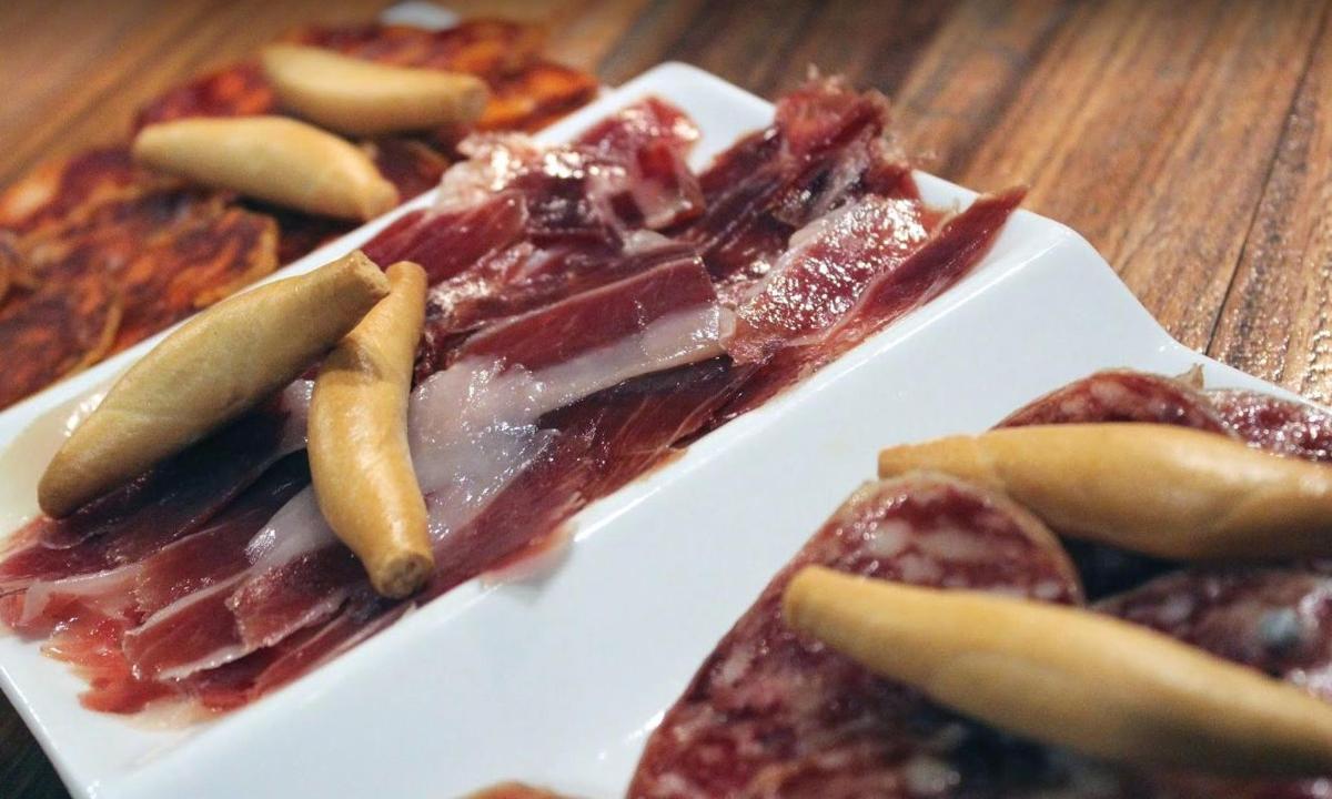 valkoinen ruokalautanen, jossa on hodareita ja suolakurkkuja