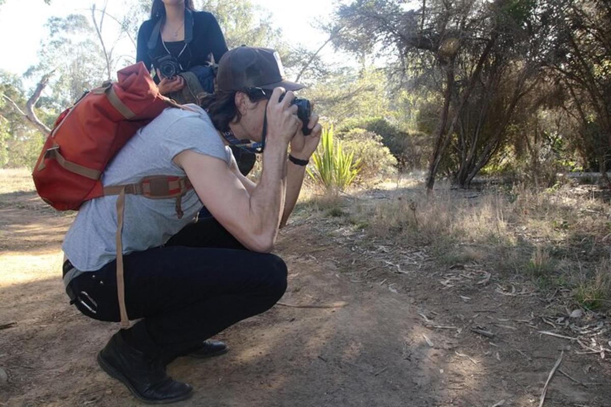 un uomo che scatta una foto con una macchina fotografica su un sentiero