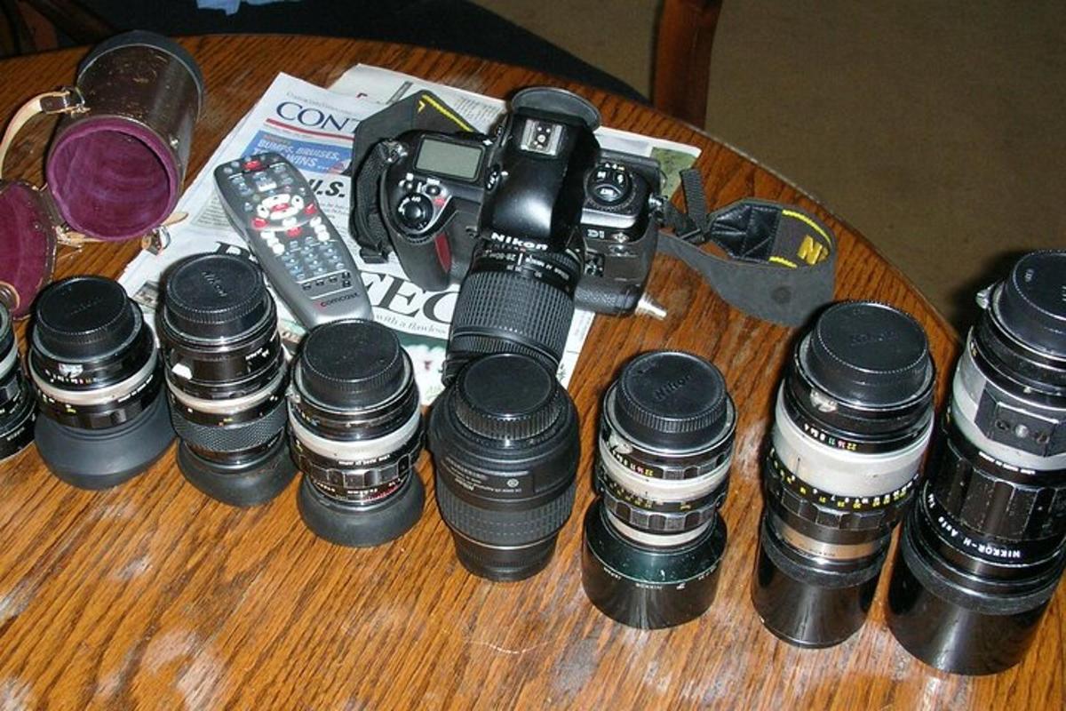 un mucchio di macchine fotografiche e obiettivi su un tavolo