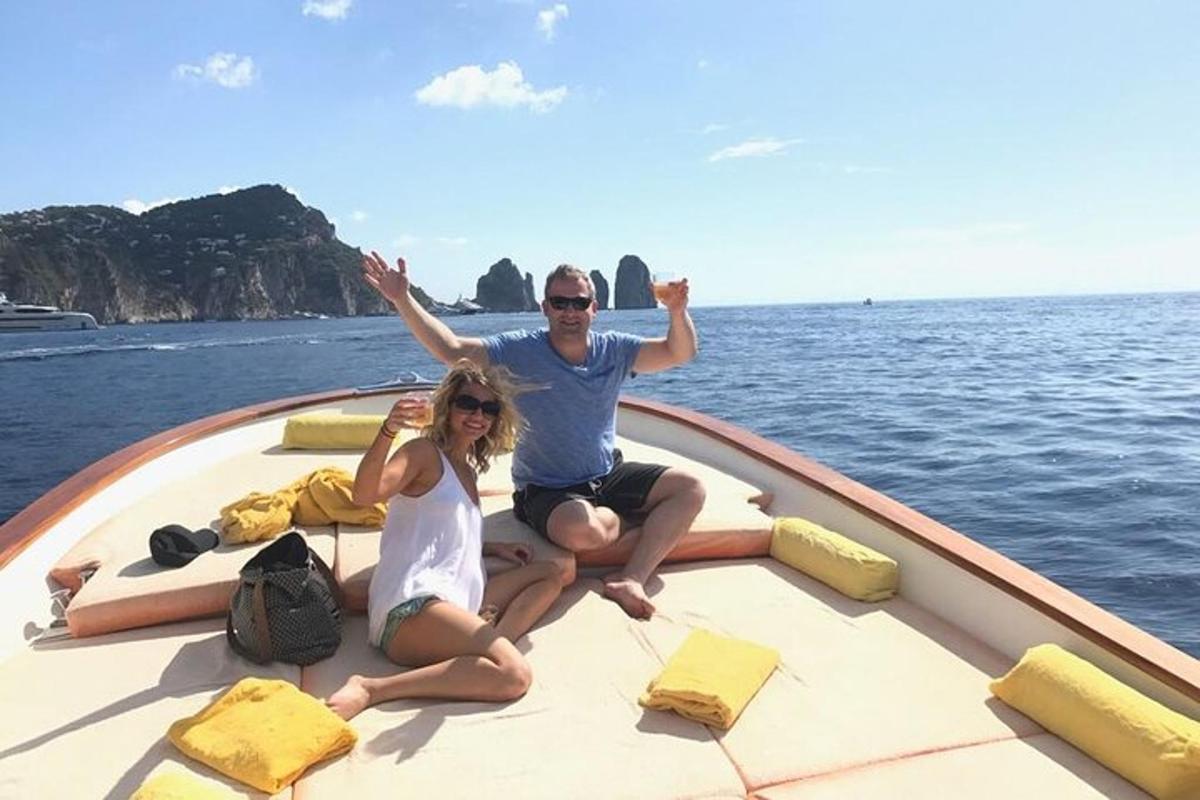 un uomo e una donna seduti su una barca in acqua