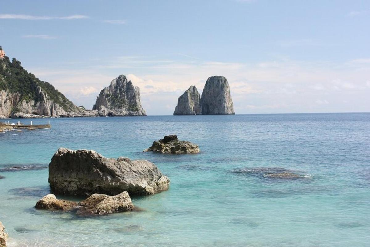 una vista dell'oceano con rocce nell'acqua