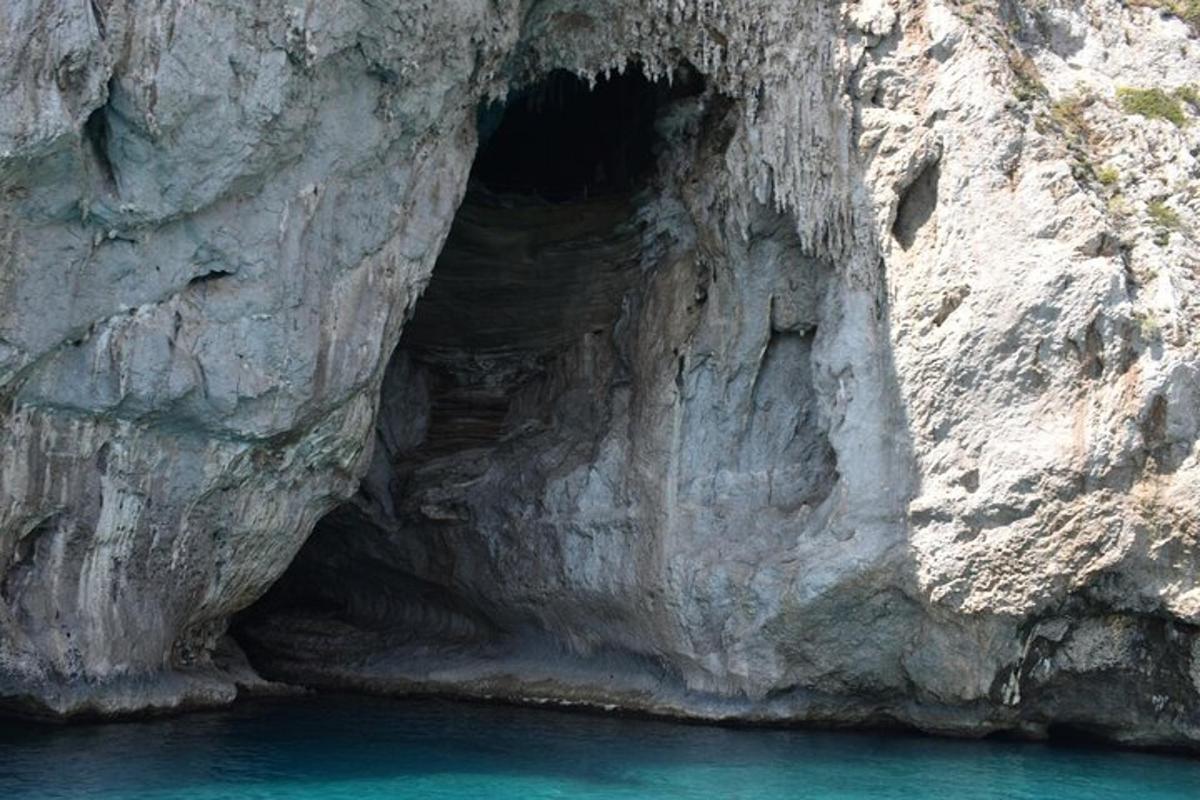 o peșteră în coasta unei stânci