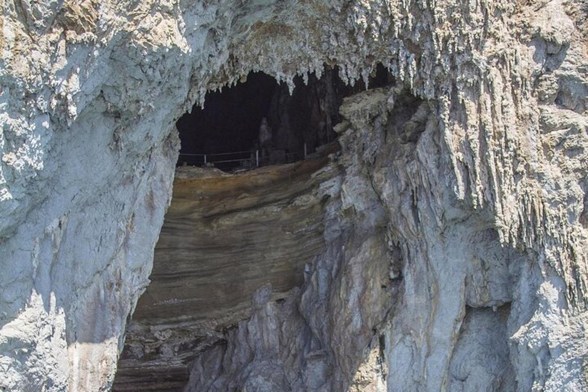 o peșteră în coasta unei stânci