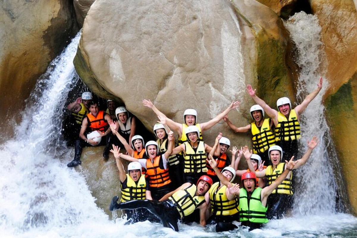 un grup de persones en una bassa en una cascada