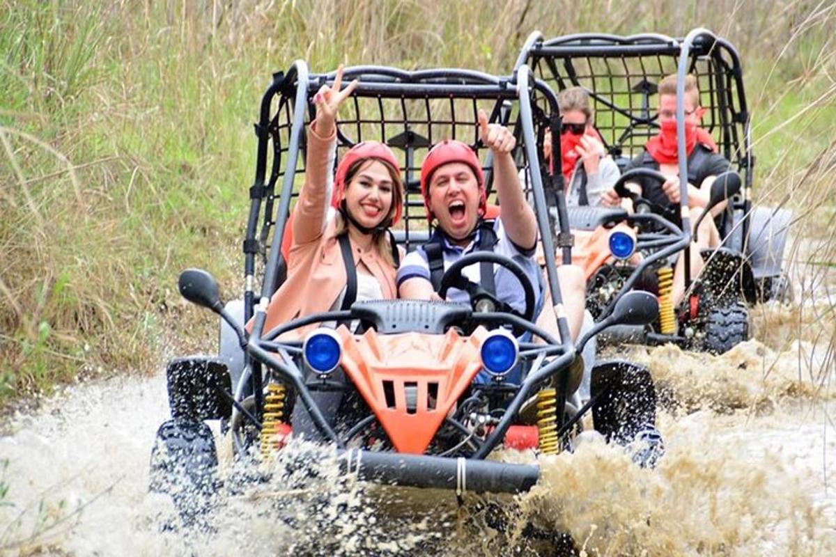 un gruppo di persone a bordo di un quad in acqua