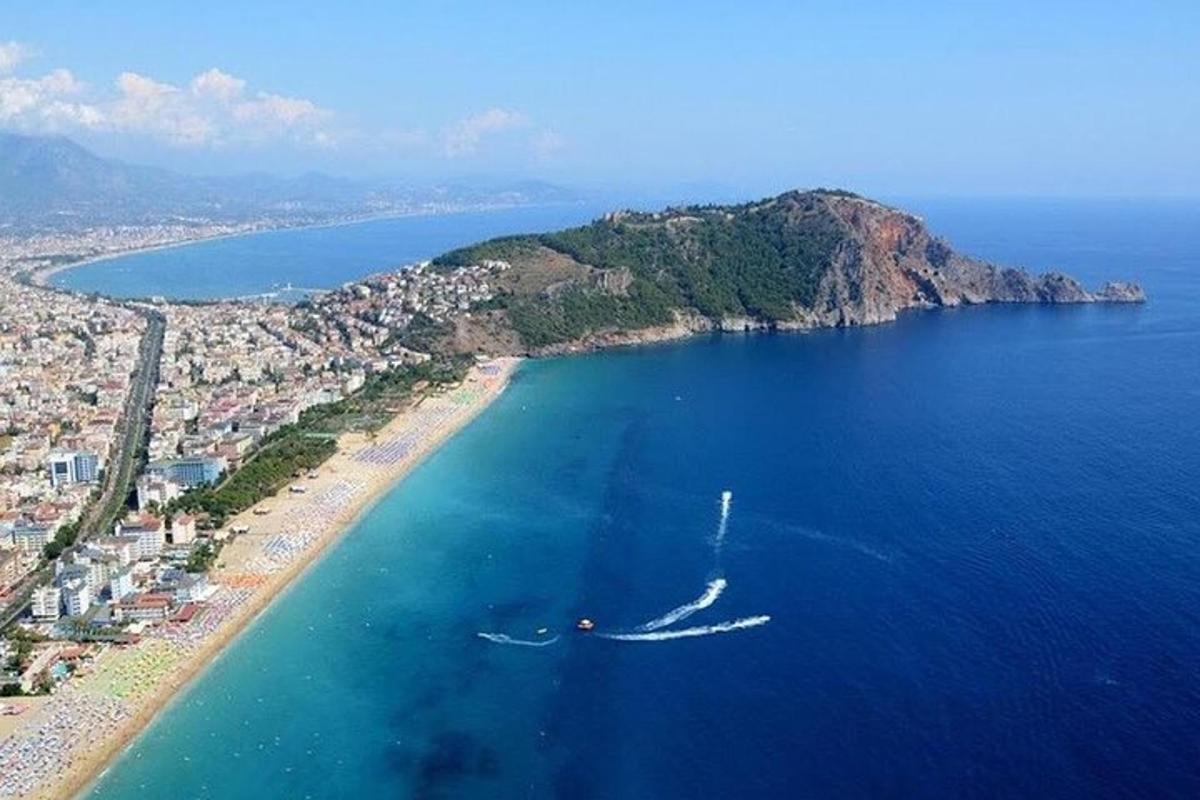 Μια εναέρια άποψη μιας παραλίας με μια βάρκα στο νερό