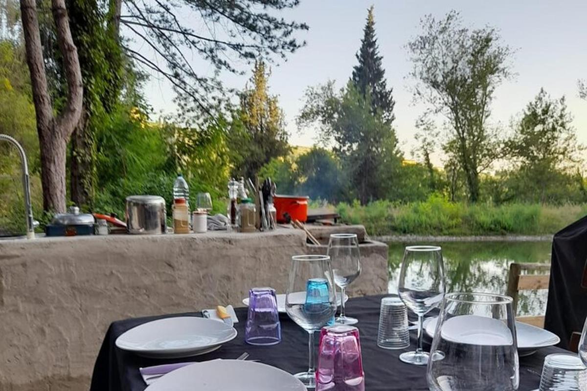 ένα τραπέζι με ποτήρια και πιάτα από πάνω