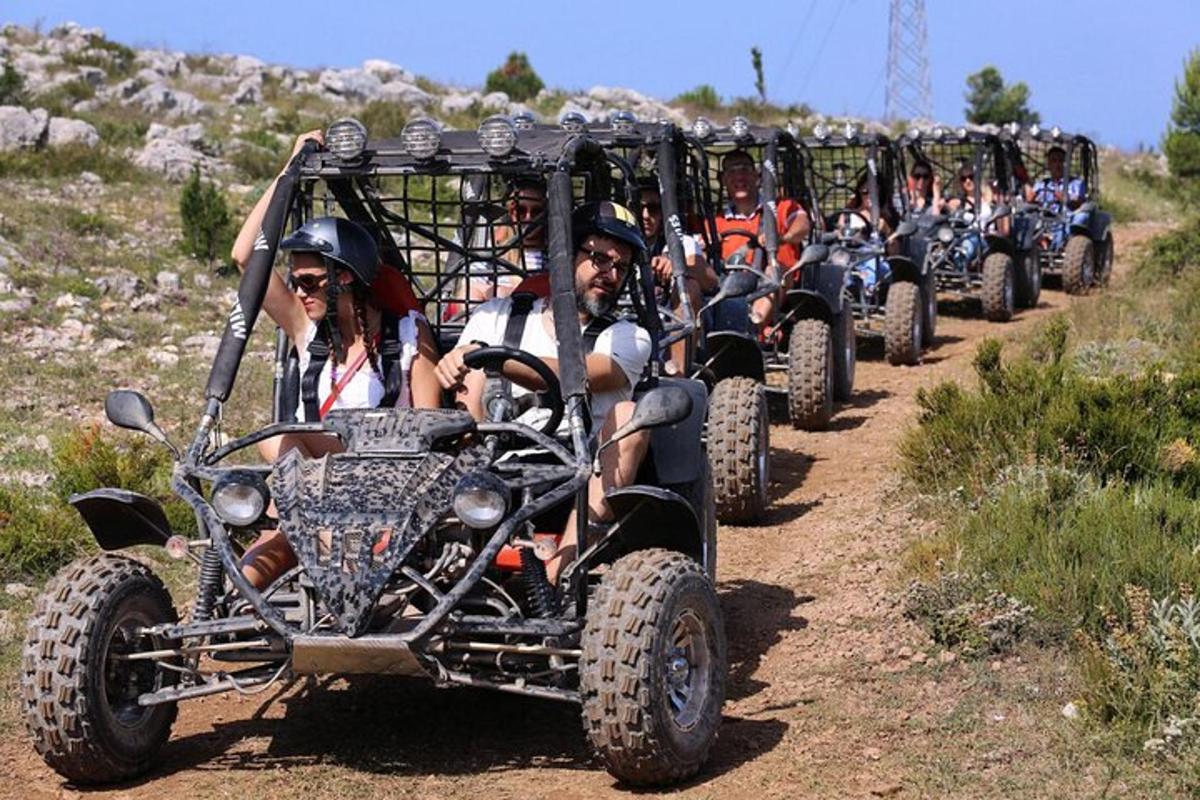 egy csoport ember ATV-vel halad egy földúton