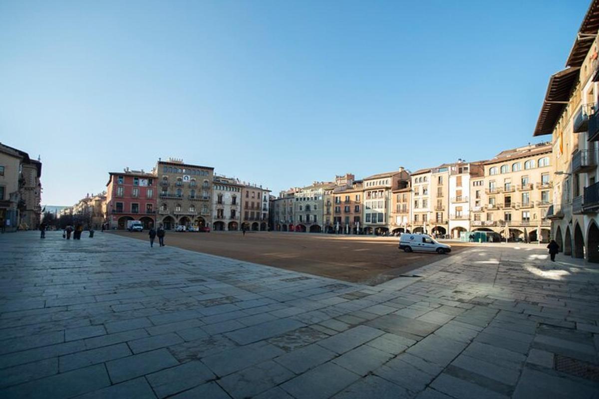 una calle vacía en una ciudad con edificios