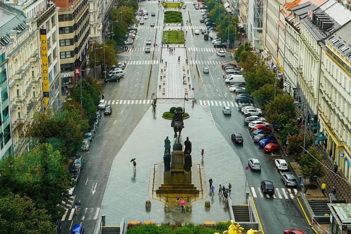 egy város, amelynek utca közepén egy szobor áll