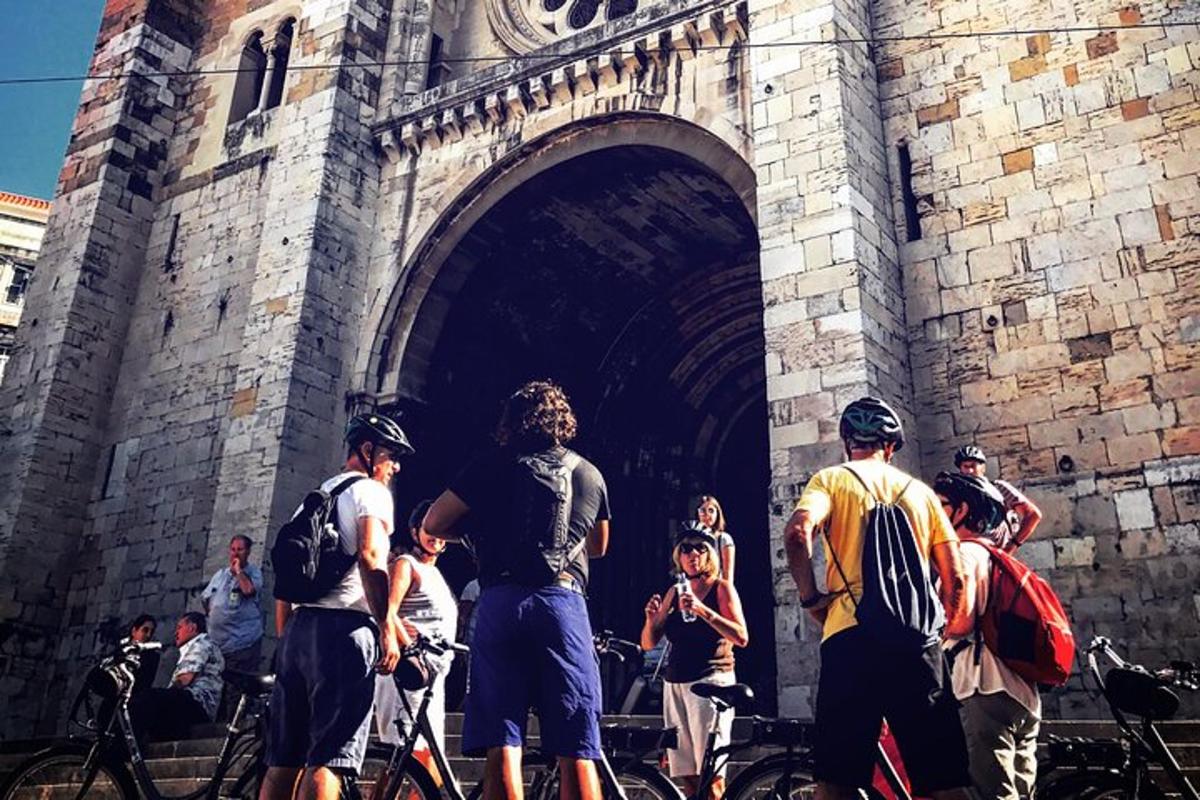 Un grupo de personas de pie frente a un túnel.