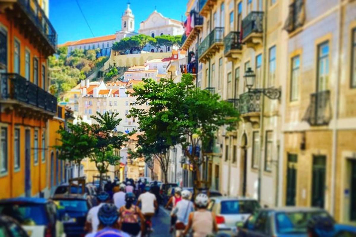 Un grupo de personas caminando por una calle con edificios.