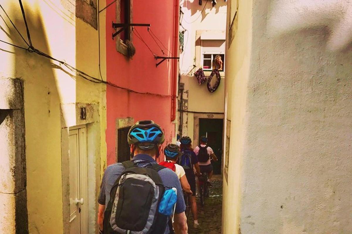 un grupo de personas caminando por un callejón estrecho