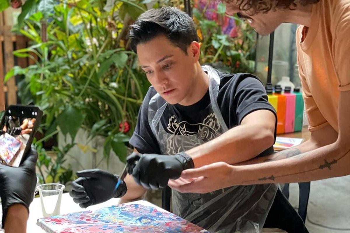 ชายคนหนึ่งกำลังสักบนแขนของเขา