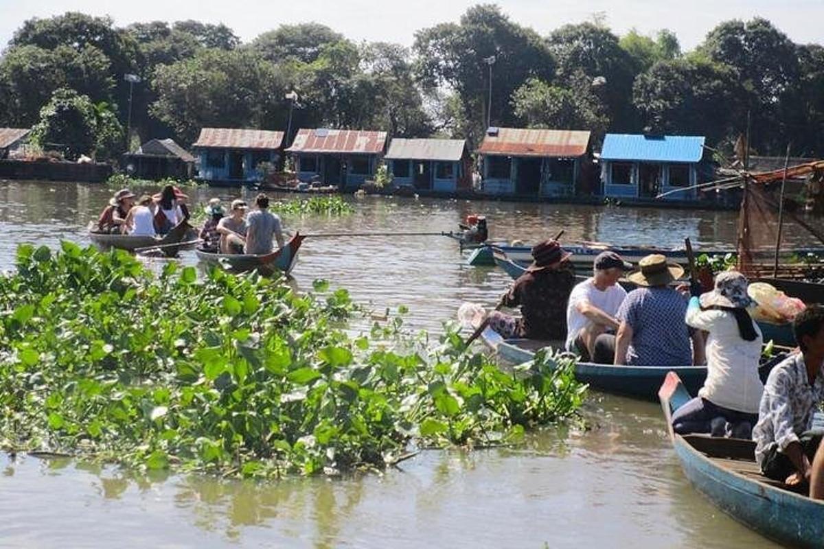 eine Gruppe von Menschen, die in Booten auf einem Fluss fahren