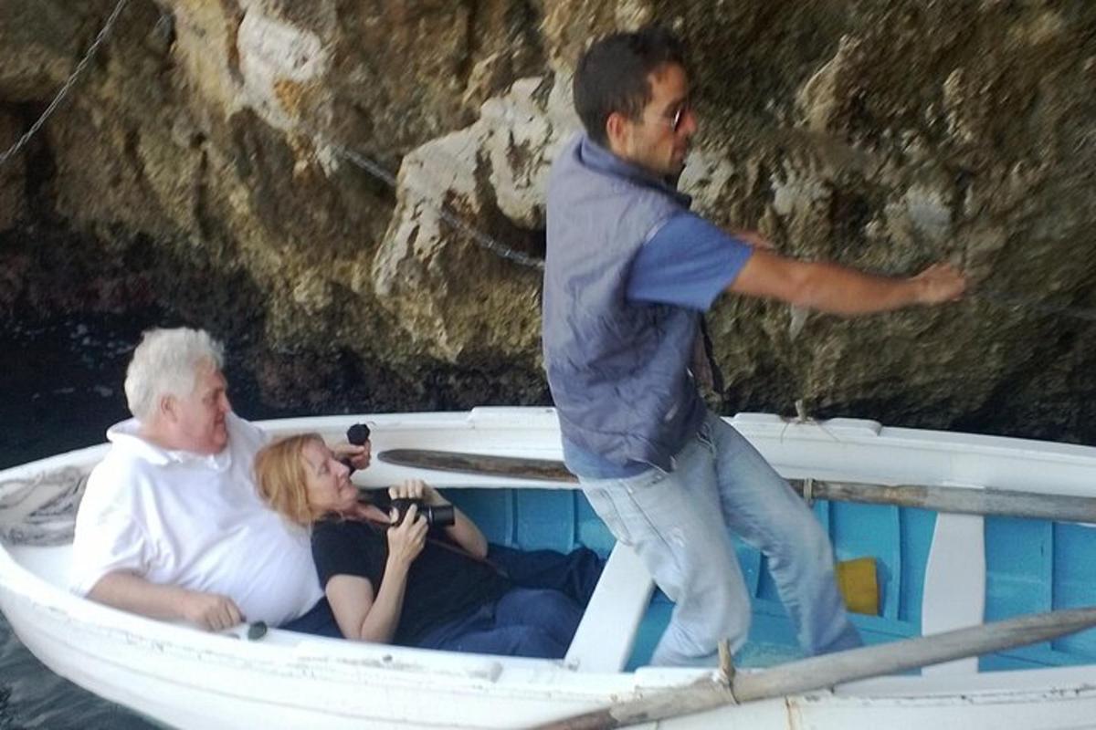 un uomo in piedi su una barca con una donna a bordo