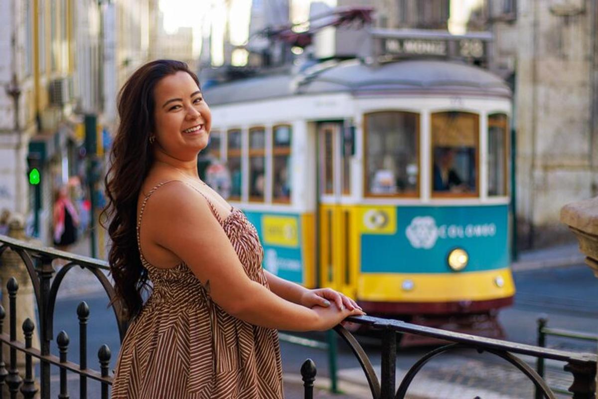 žena stojící vedle kolejnice s tramvají
