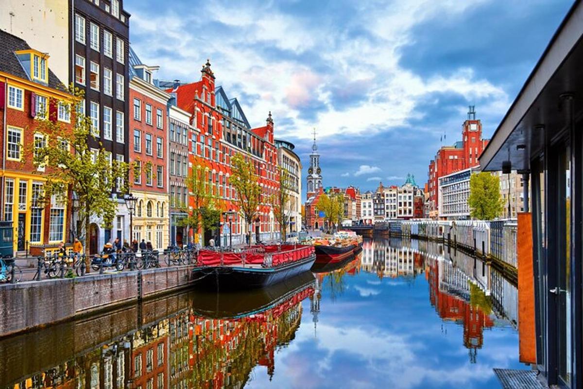 un canale in una città con edifici e barche