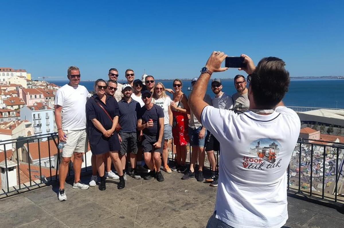 un uomo che scatta una foto a un gruppo di persone