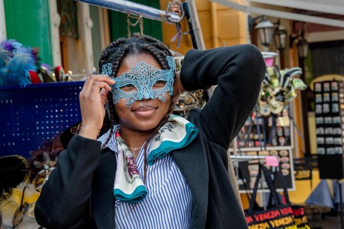 en kvinne iført en maskerademaske i en butikk