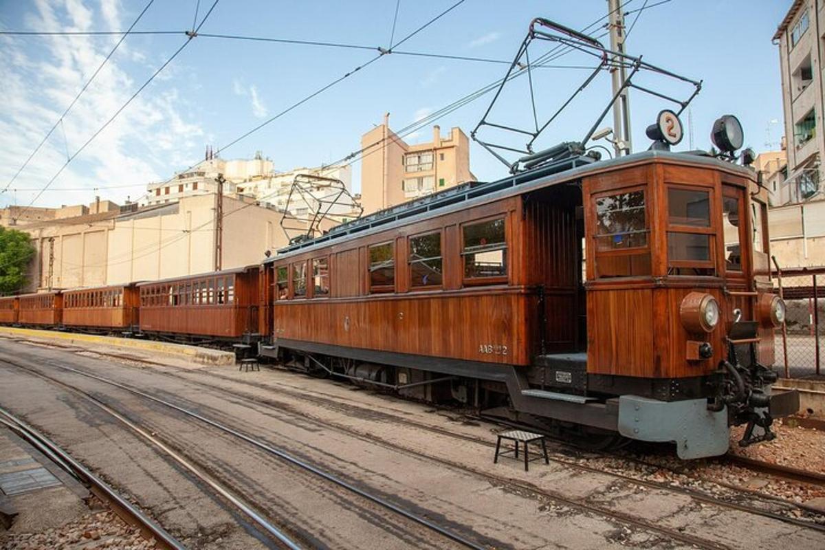 un tren vechi stă pe șine