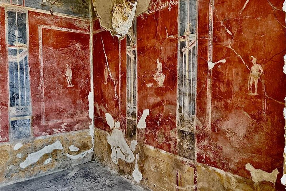 ένα δωμάτιο με πίνακες στους τοίχους ενός κτιρίου