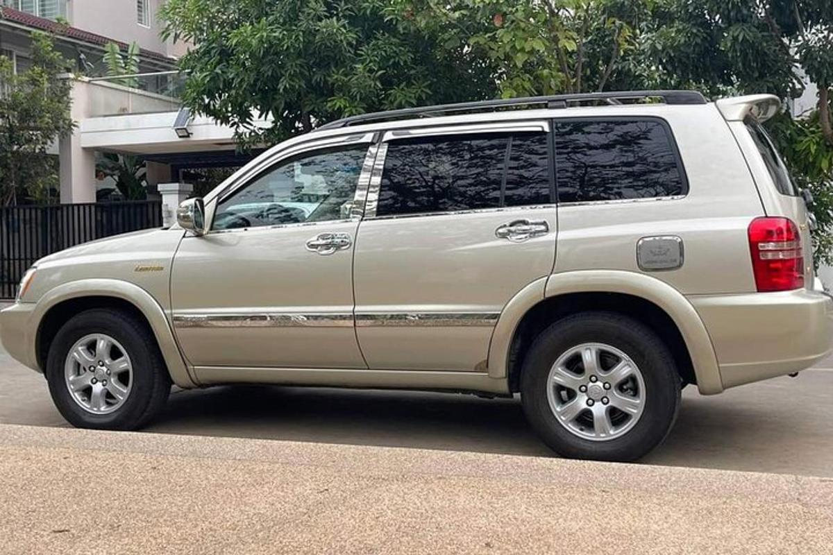 un SUV bianco parcheggiato su una strada