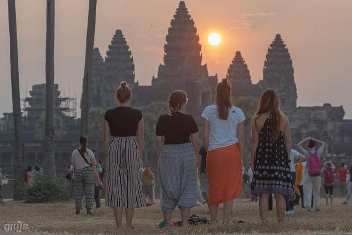 un gruppo di donne in piedi davanti a un tempio