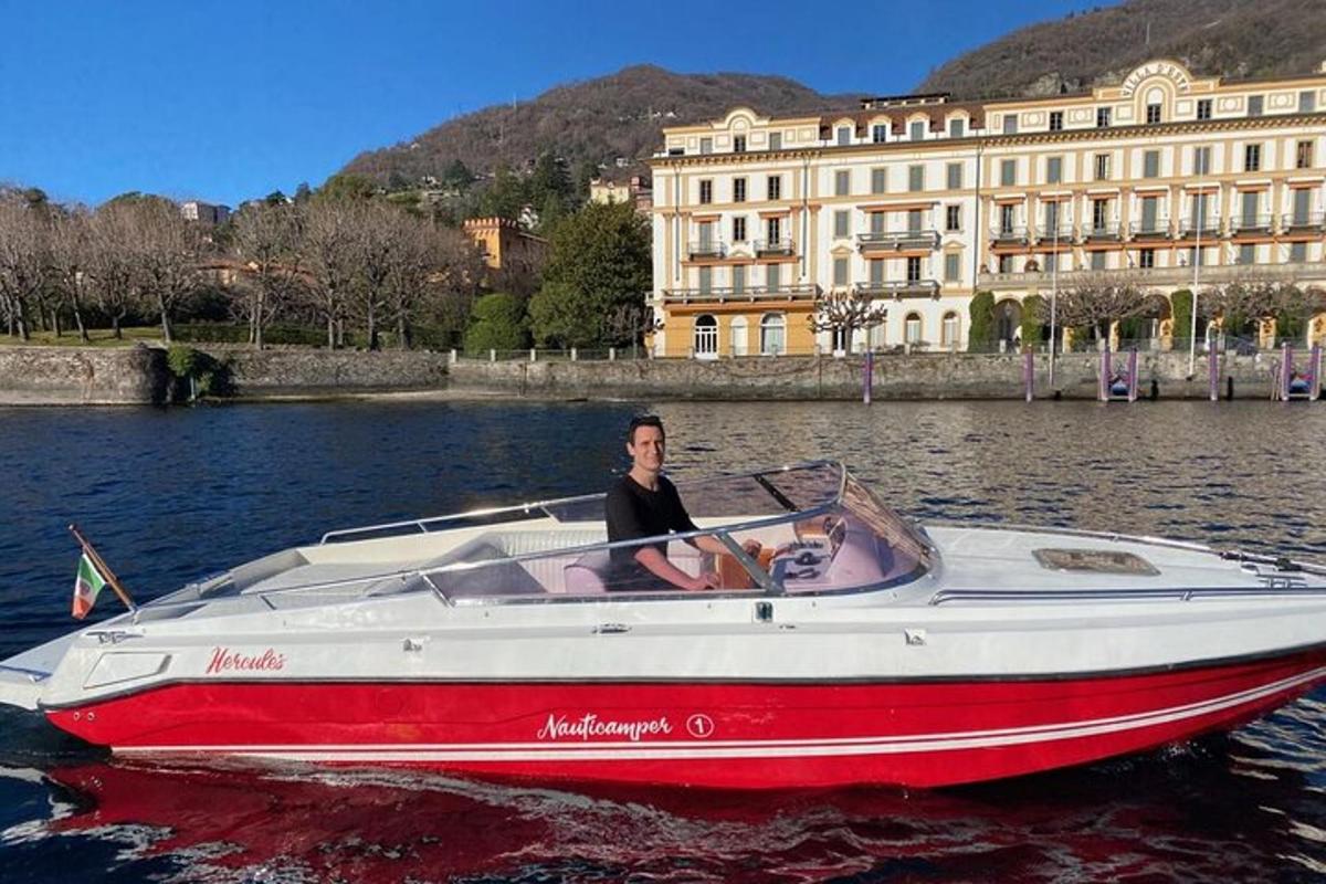 un uomo su una barca rossa e bianca nell'acqua