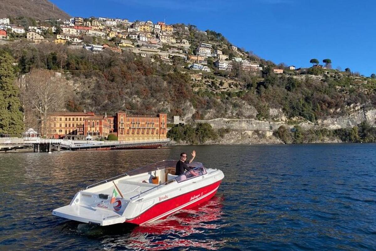 un uomo su una barca rossa e bianca nell'acqua