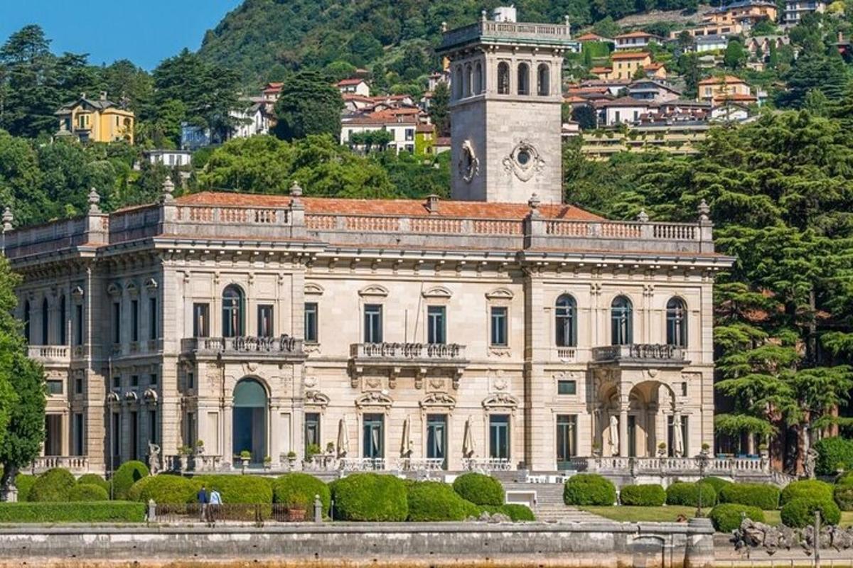 un gran edifici amb una torre de rellotge en un turó