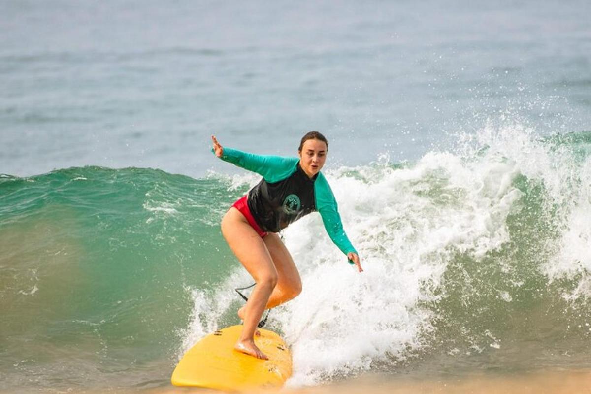 žena jedoucí na vlně na surfovém prkně v oceánu
