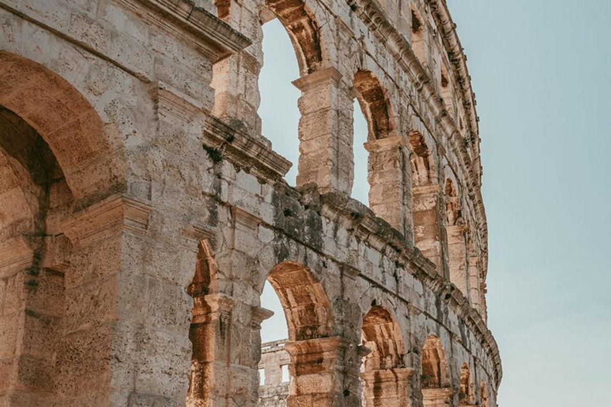 un edifici antic amb arcs als costats