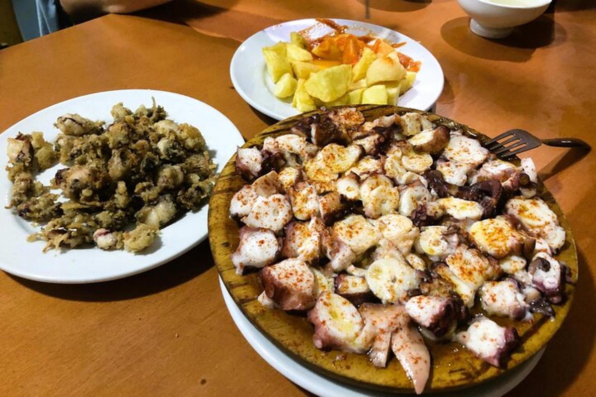 miza s tremi krožniki hrane in pico